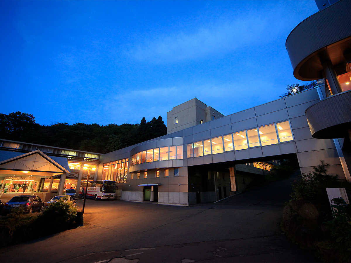 蔵王国際ホテルの外観（夜イメージ）