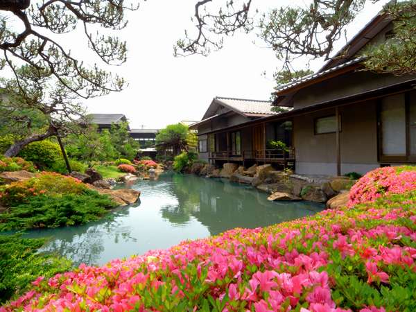 日本建築の粋を集めた個性豊かな離れ11室。内9室は露天風呂付きのお部屋です。