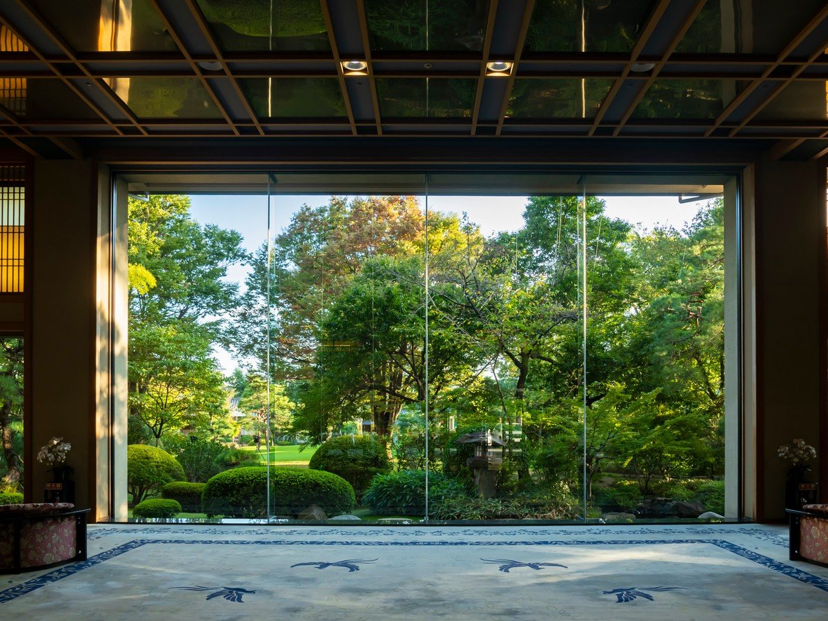 日本庭園を望む開放的なロビー
