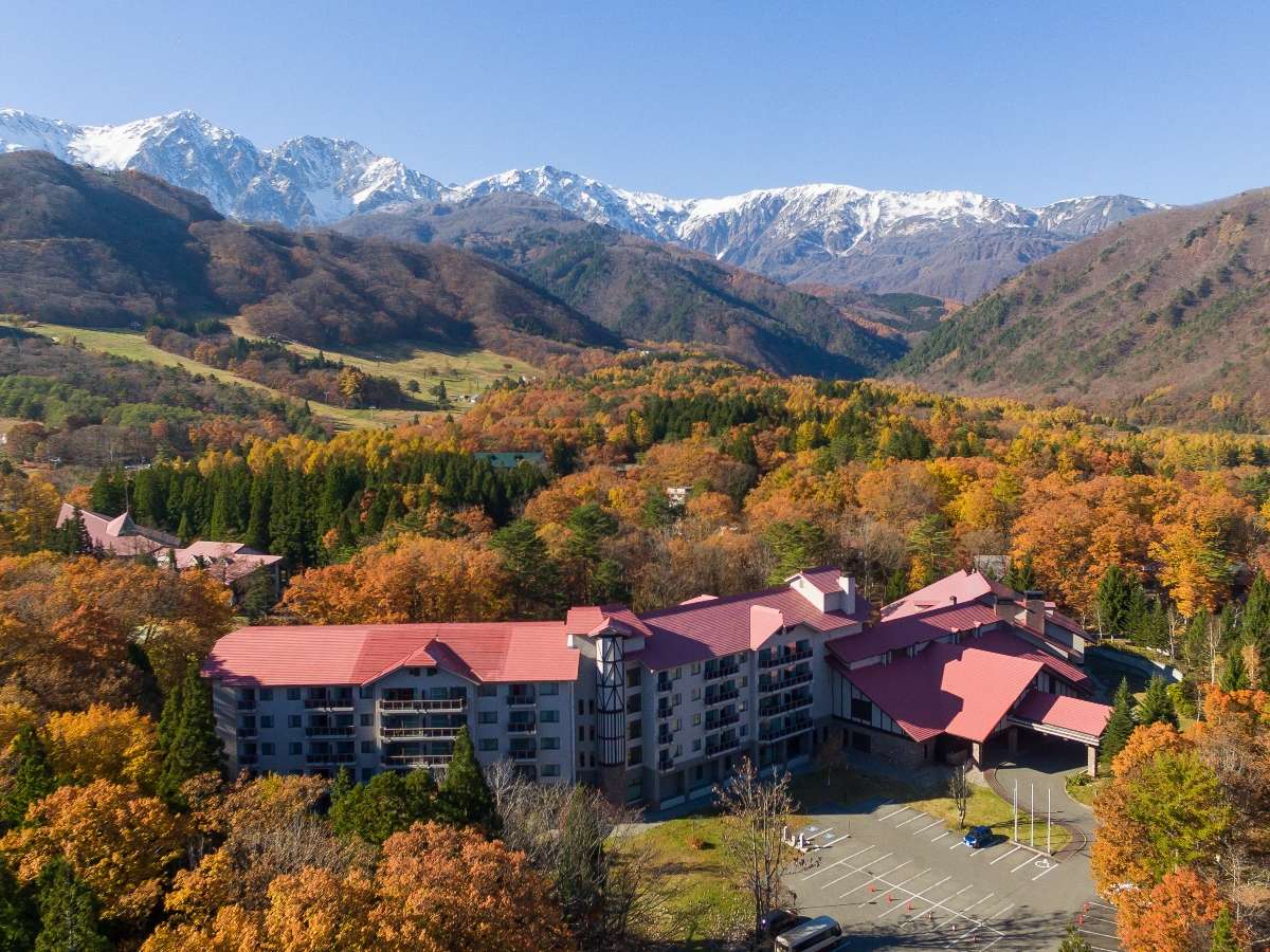 秋の白馬東急ホテル・・・冠雪した北アルプスと美しい紅葉をごらんになれます（10月下旬～11月頭）