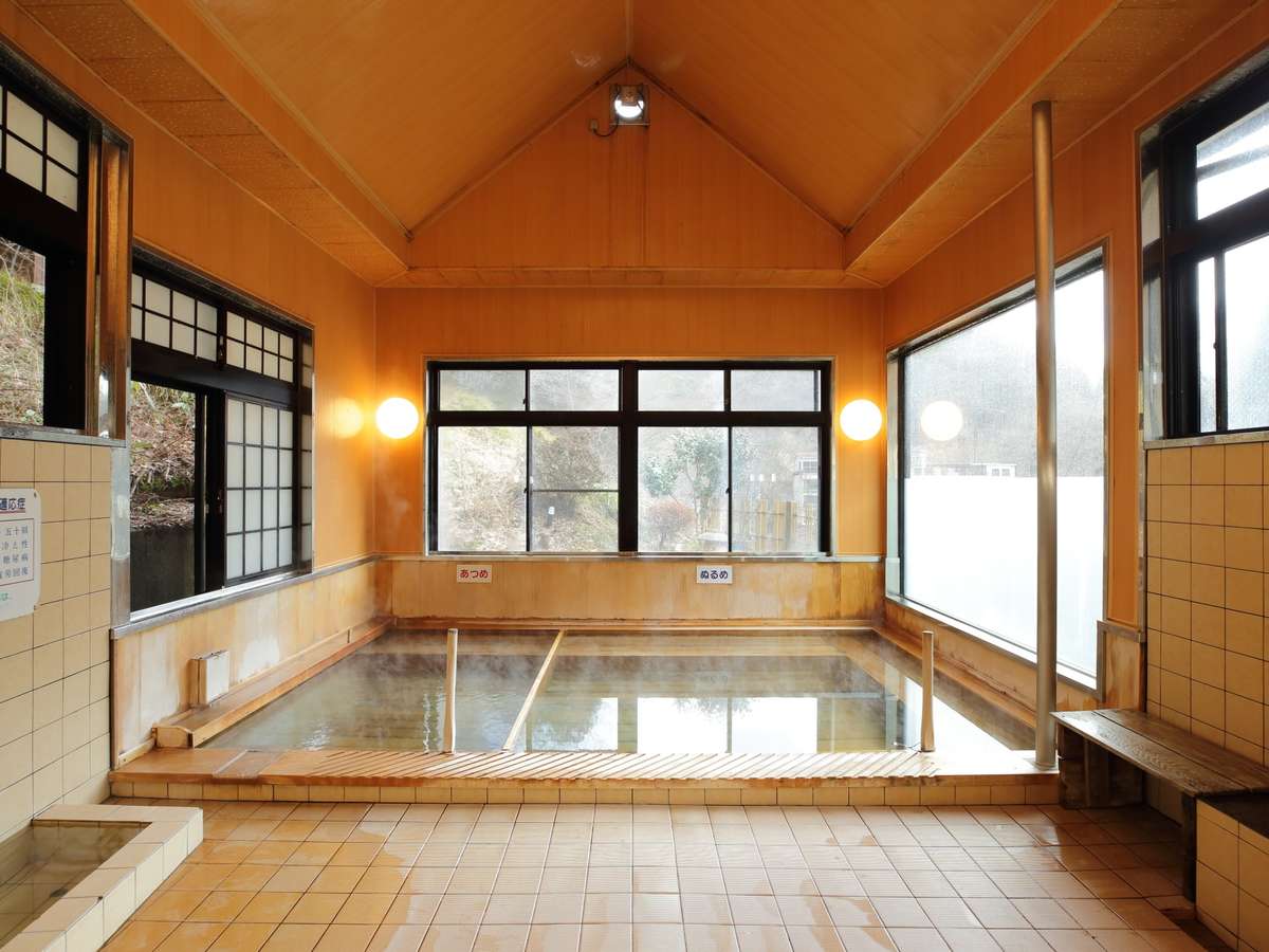 【太郎の湯】男性浴場。大きな窓から木々を眺められます。あつめとぬるめで楽しめます。