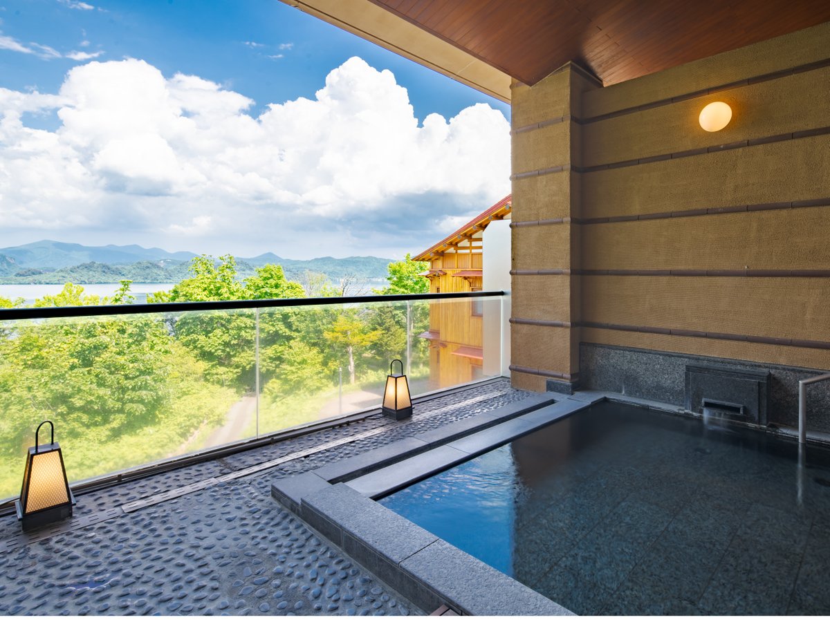 十和田湖を一望できる絶景の露天風呂