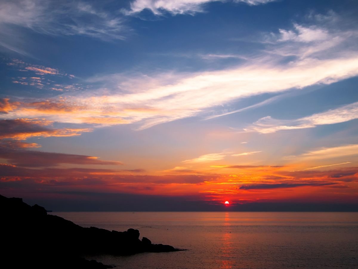日本海に落ちる美しい夕陽