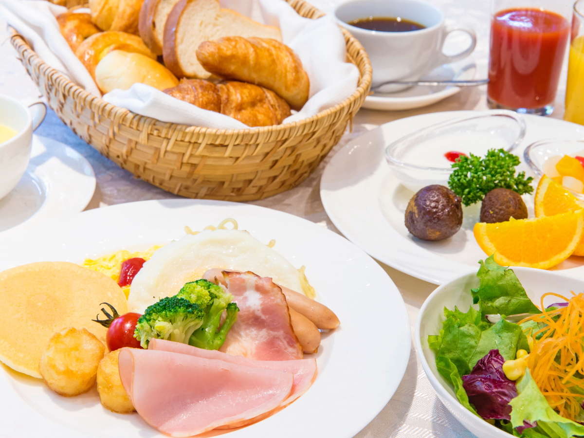 〇【朝食バイキング(洋食イメージ)】豊富なメニューの朝食バイキングでいつもよりたくさん食べられそう