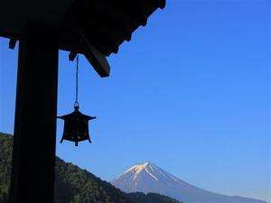当館玄関先からの富士山を眺める