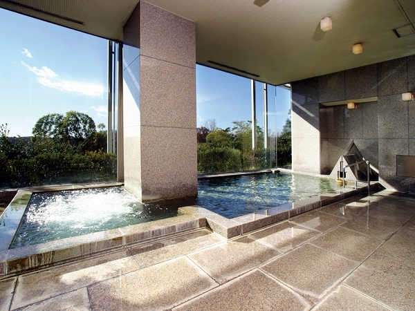 女湯はワイドな全面窓から多摩湖を一望できる展望浴場です。サウナ・ジャグジーが楽しめます。
