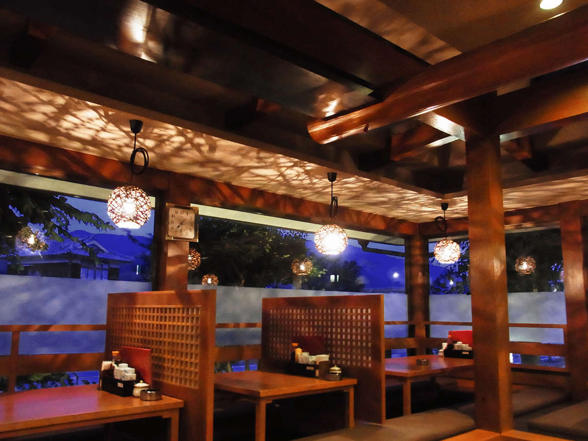 *1Fレストラン：照明のデザインがオシャレな和の空間のレストランです。
