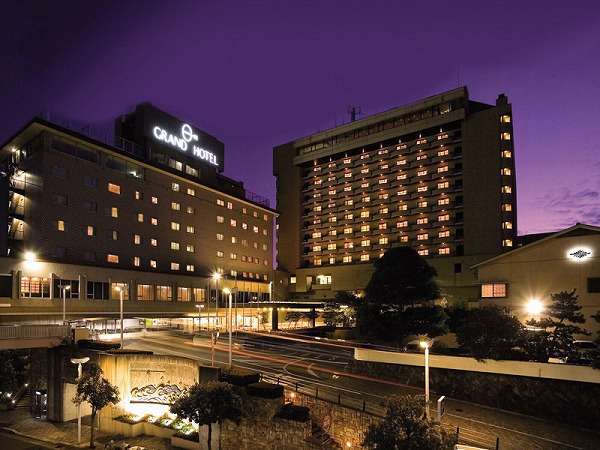 ■ホテル外観（夜）：グランドホテル浜松は浜松市を代表するシティホテルです。