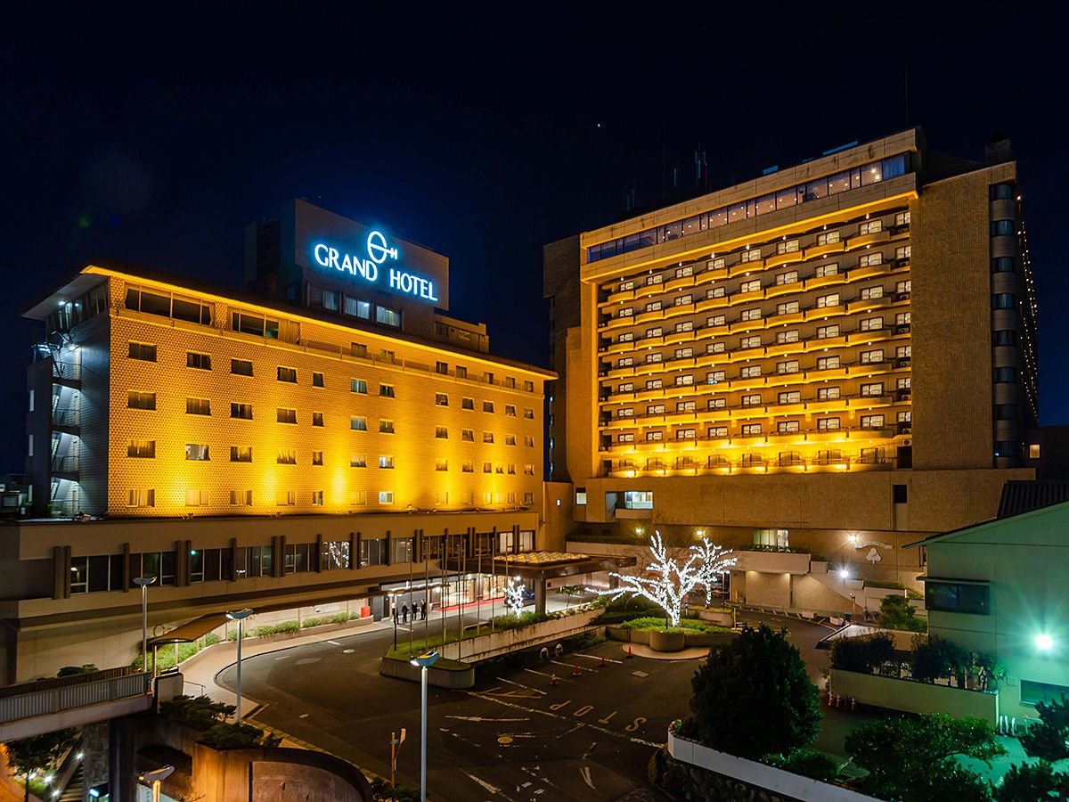 ◆ホテル外観（夜）：グランドホテル浜松は浜松市を代表するシティホテルです。