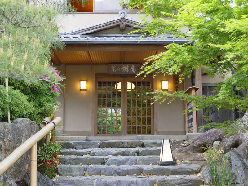 *京都は嵐山の真向かいに佇む全10室の旅館。渡月橋の東側、桂川に面した最高のロケーションです。