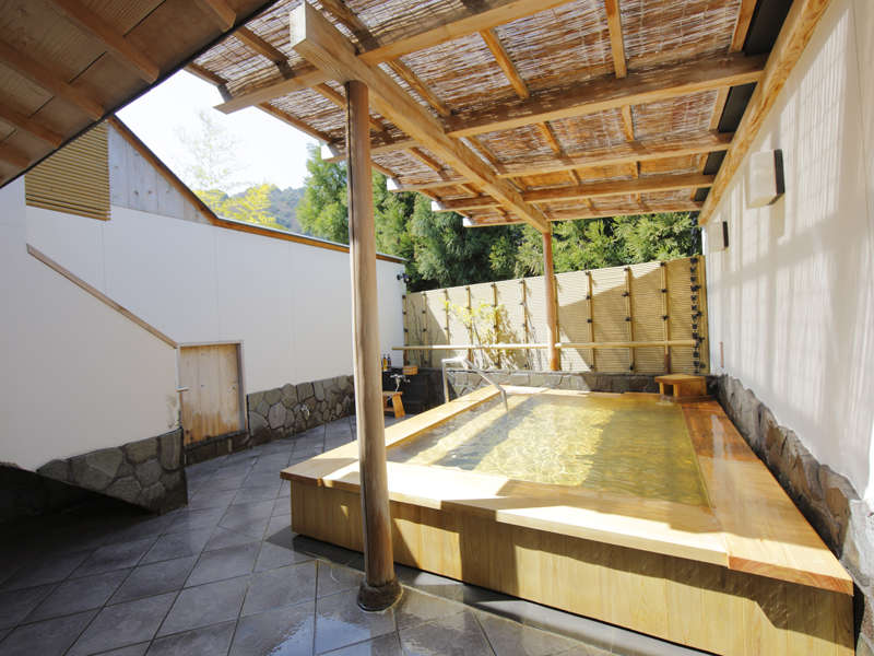 露天風呂 露天風呂でも嵐山温泉のお湯をお愉しみいただけます。