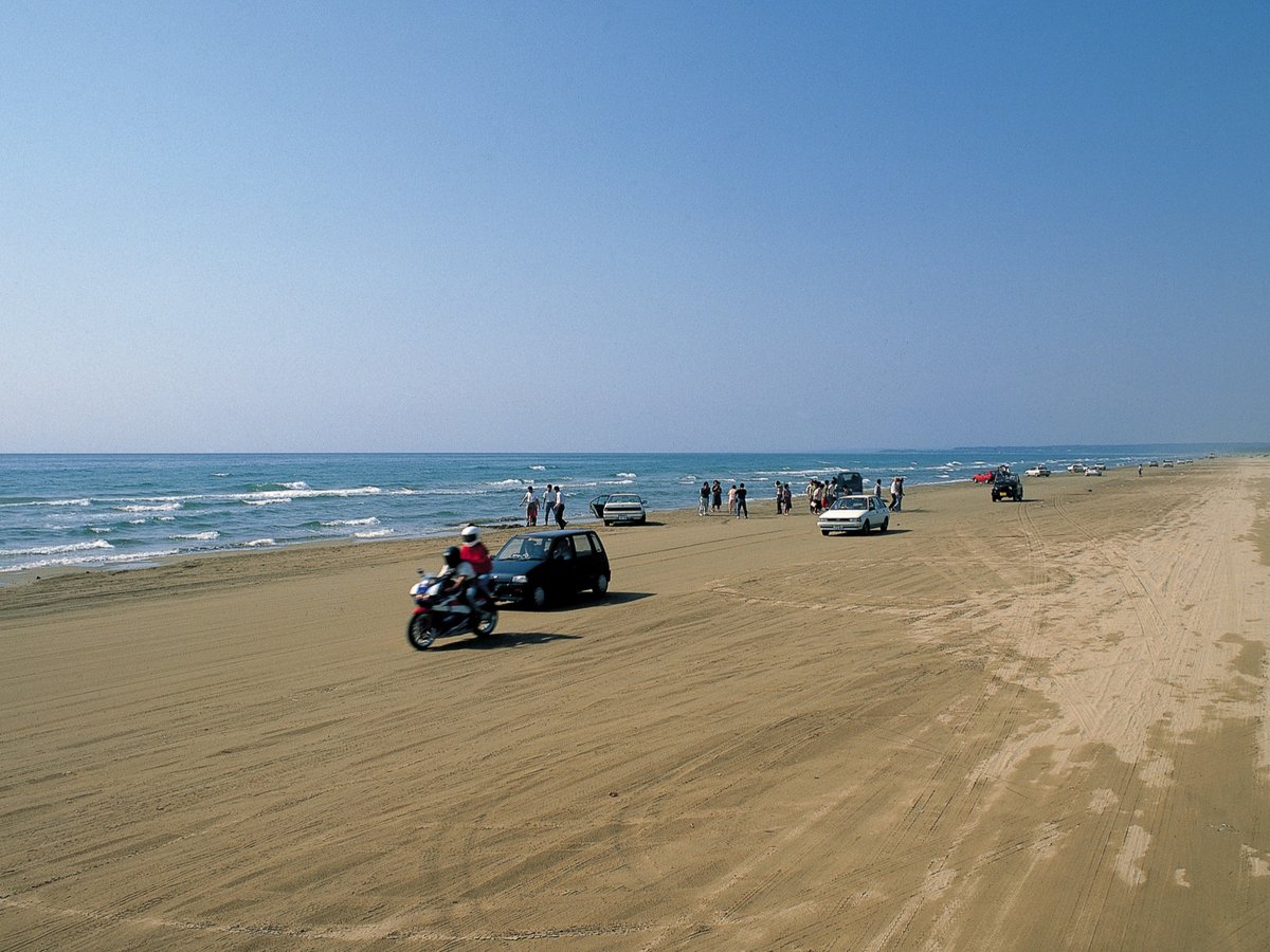 車で45分【千里浜なぎさドライブウェイ】日本では唯一の浜辺を走る天然砂浜。