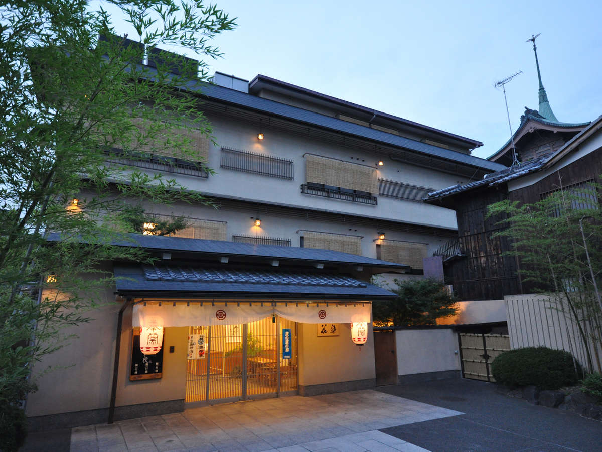 【外観・夜】京都祇園の中心地！観光に便利です。