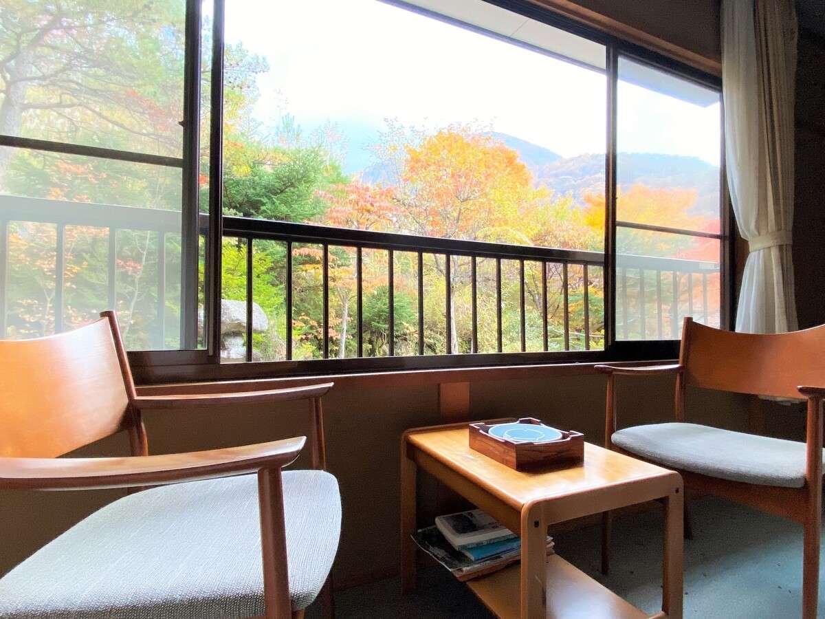 【客室】窓から望む紅葉の山々はまさに絶景。 