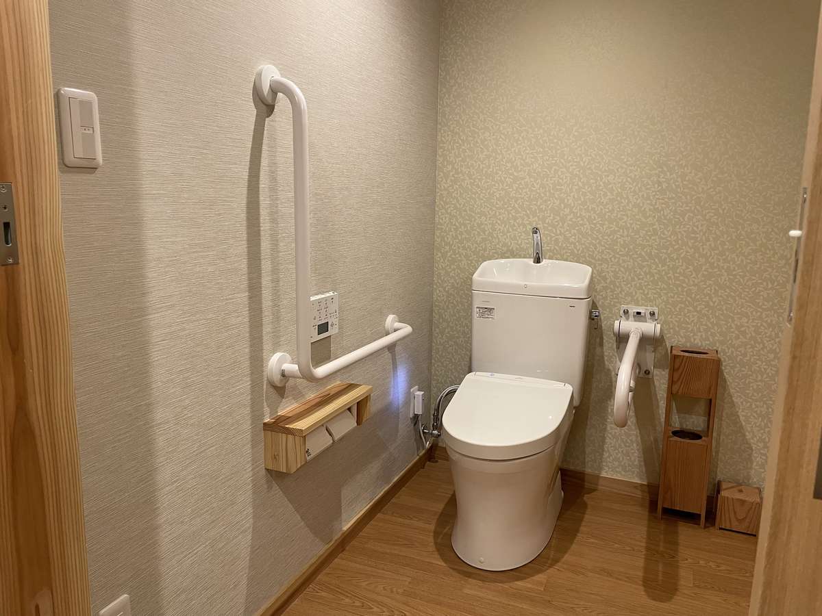 【京都 梅小路 花伝抄】ユニバーサルトリプル（定員３名・42平米）のトイレ