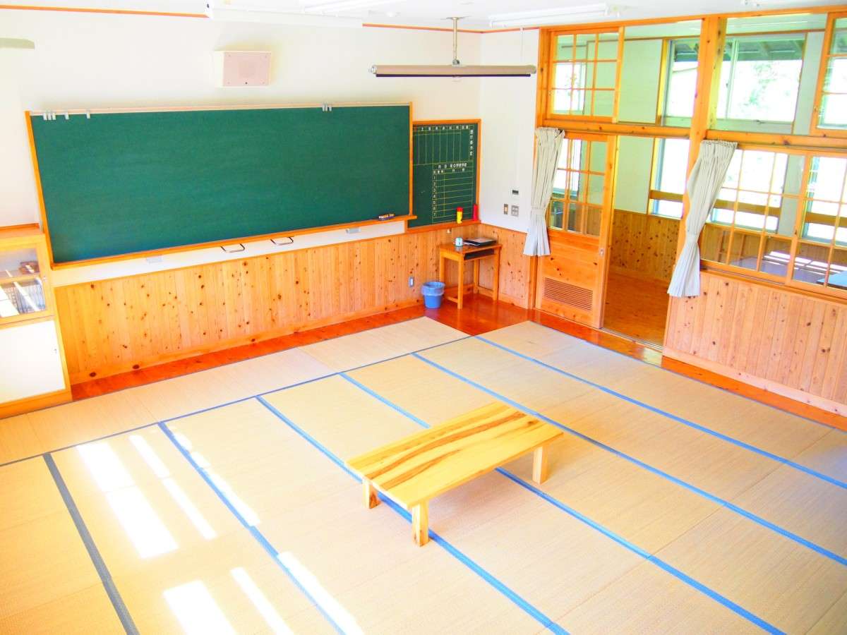 【教室（和室）一例】教室が畳敷きになったお部屋。黒板にチョークで自由に落書きもできますよ♪