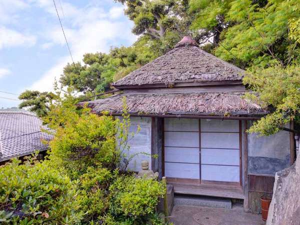 *檜皮葺/多くの文化財で見ることができる日本古来から伝わる檜の樹皮を用いた屋根葺の客室。