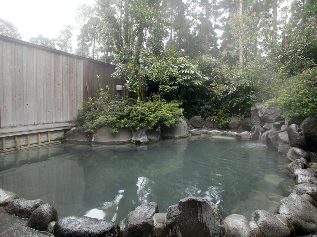 霧島山系の深い緑の森の中に設けられた閑静な露天風呂です。