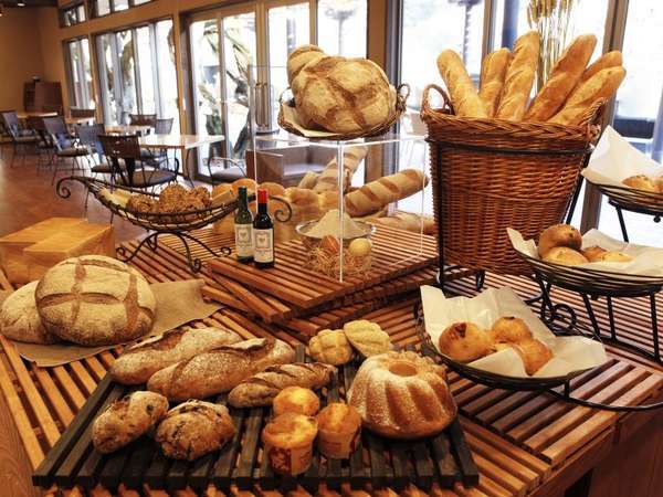 Bakery&Table東府や 足湯カフェ厳選素材をふんだんに使った上質なパンをご用意しております。