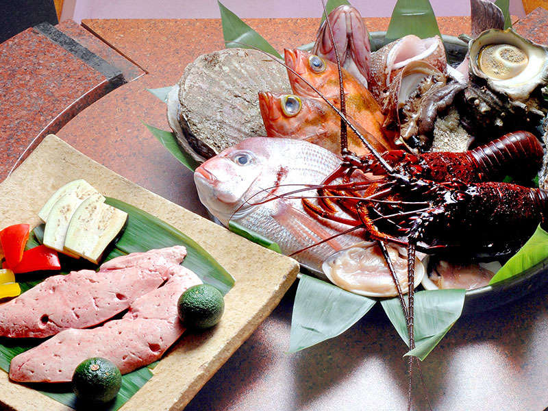 新鮮な魚介類・お野菜を目の前の鉄板でお焼きします。味は極力シンプルに召し上がりください。