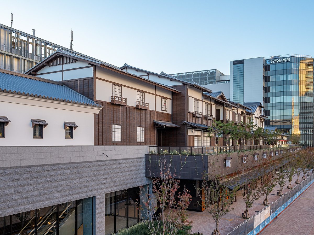 手前の江戸の街並みが千客万来、奥のガラス張りの高層建物が万葉倶楽部でございます！！！