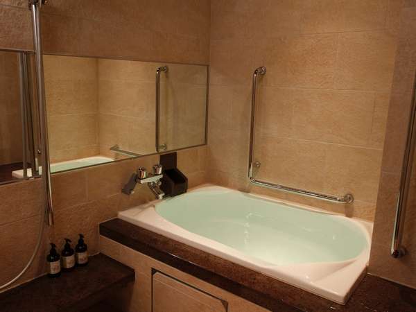 小田急 山のホテルの温泉付き和洋室（バリアフリー対応）バスルーム