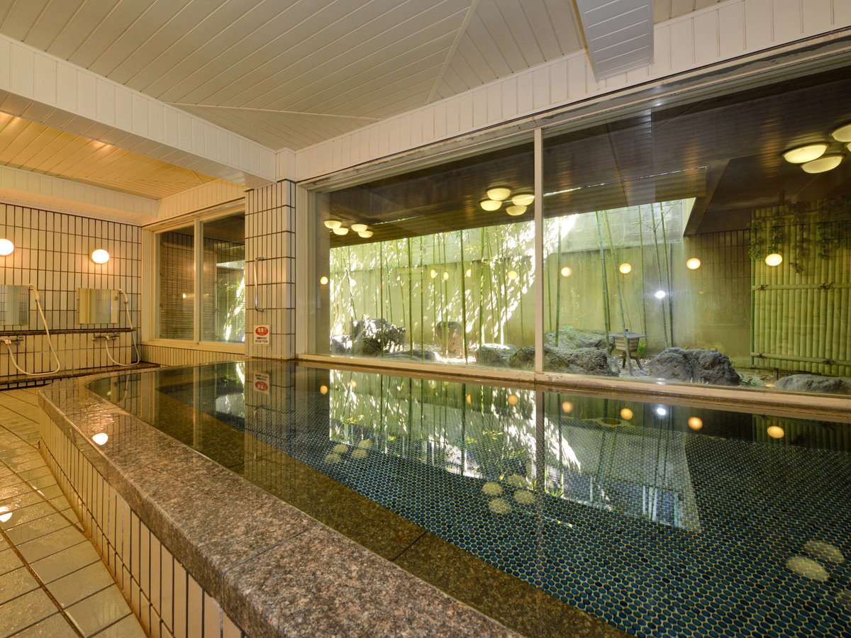 京都らしい竹林の癒し空間が臨める広く開放感のある大浴場が自慢です。