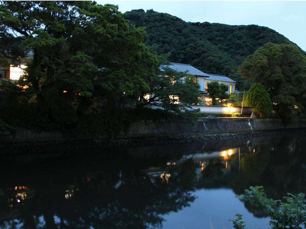 那賀川沿いから見る御宿しんしまと夕暮れ