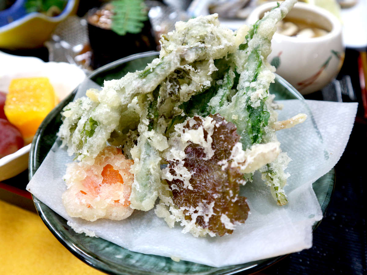 *【夕食一例】山菜の天ぷらは主人と女将で採ってきたもの！