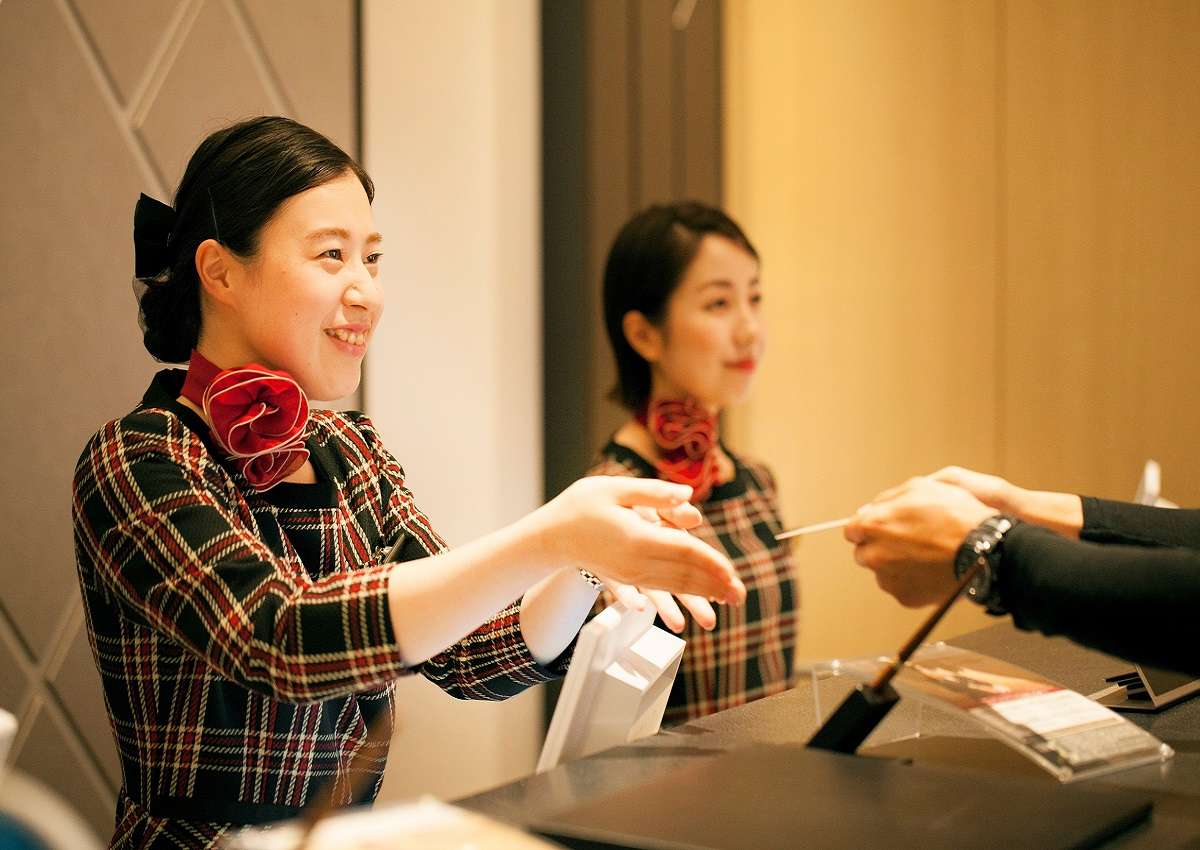 まずはフロントにてチェックインのお手続きをお願いします。