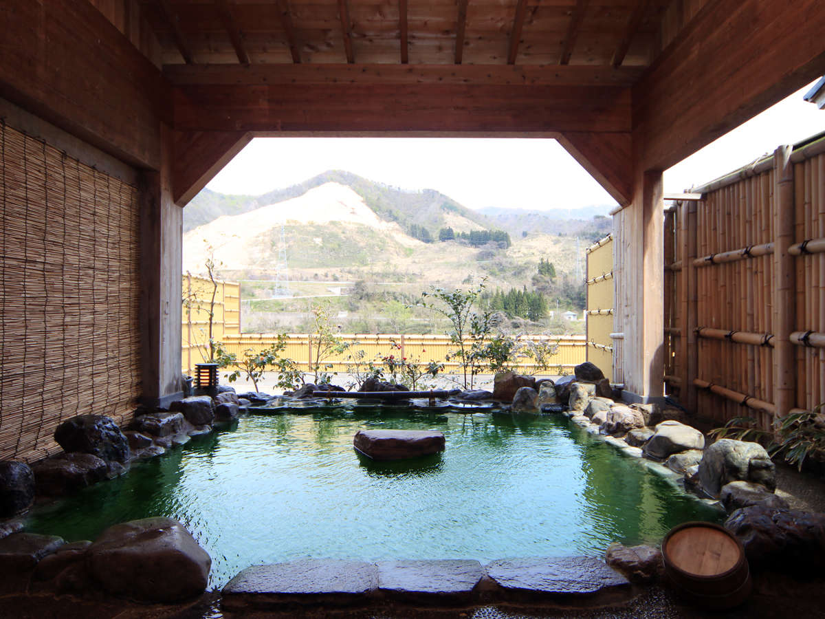 ◆【露天風呂・岩の湯】阿賀野川が一望できる見はらし抜群のロケーション。