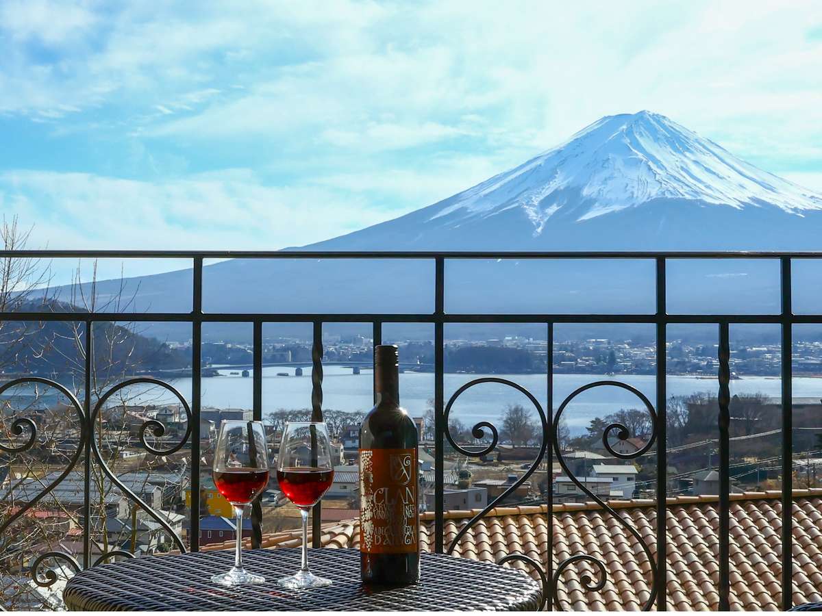 テラスから絶景富士をワインと共に♪