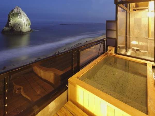 星空とライトアップされた二ツ島を望む夜の露天。満月の日は格別です。