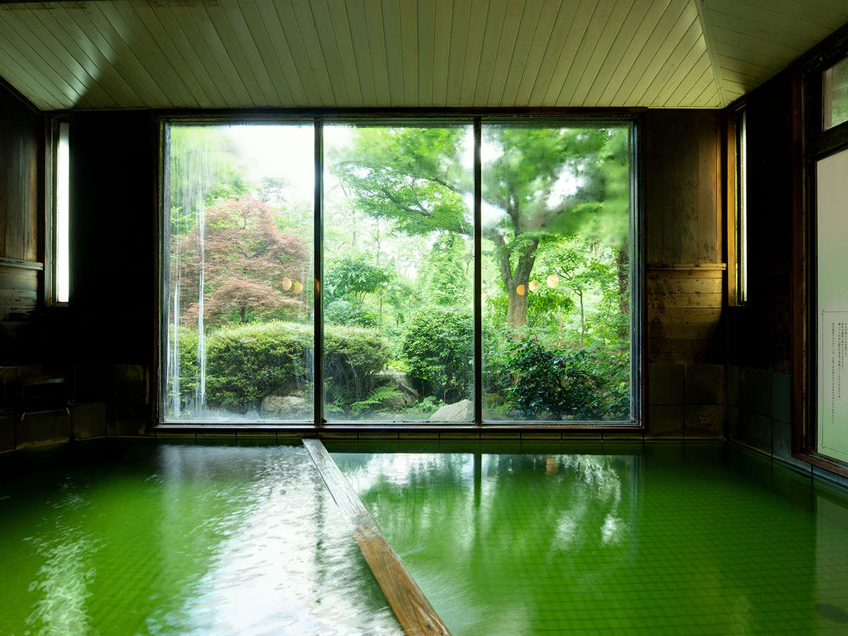 *大浴場/美しいエメラルドグリーンのお湯。しっとりとした泉質で体の芯から温めてくれます。