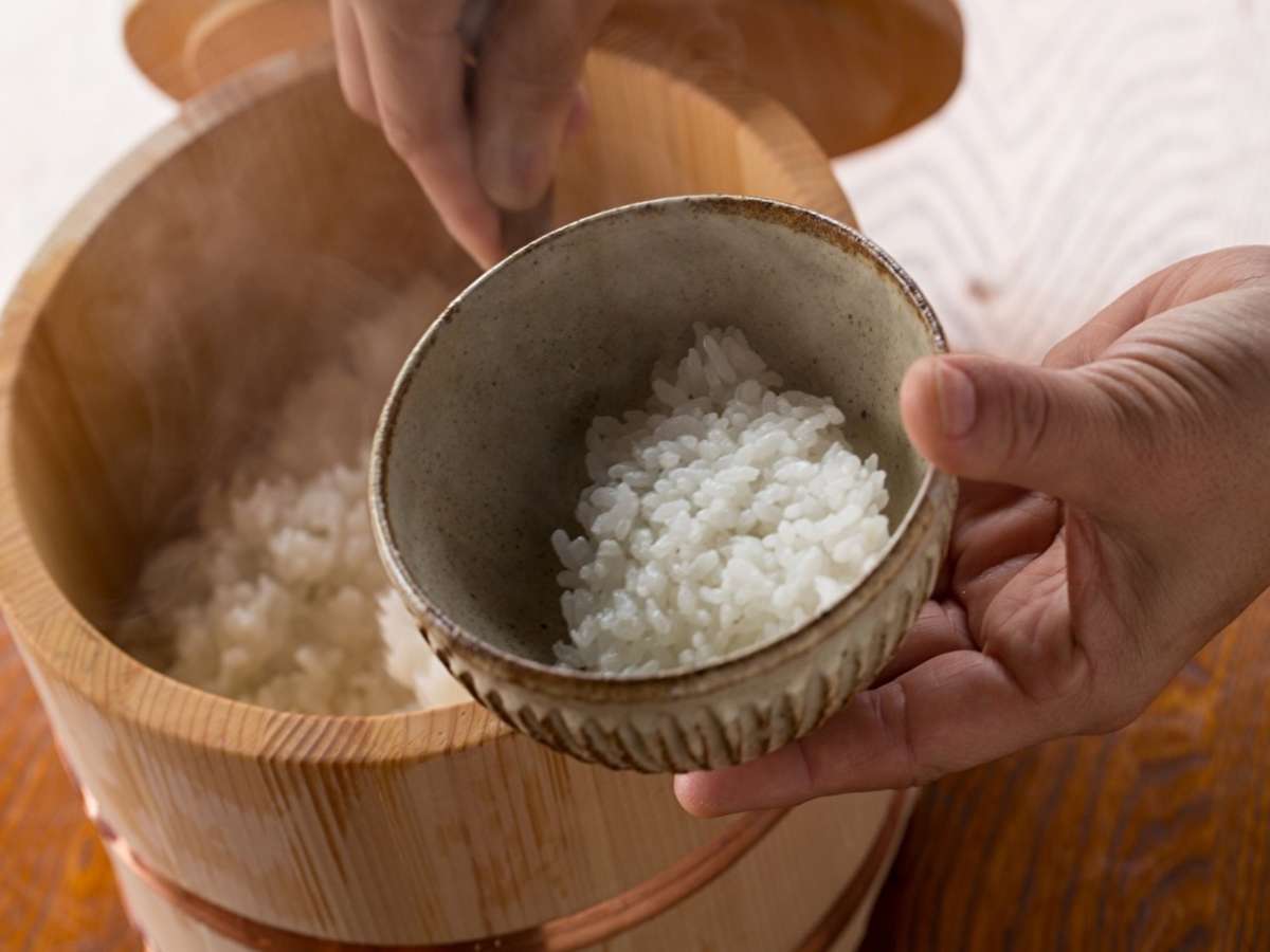 口コミで評判！宿主人がこだわって作る無肥料無農薬の自然栽培米を丁寧に炊き上げました。