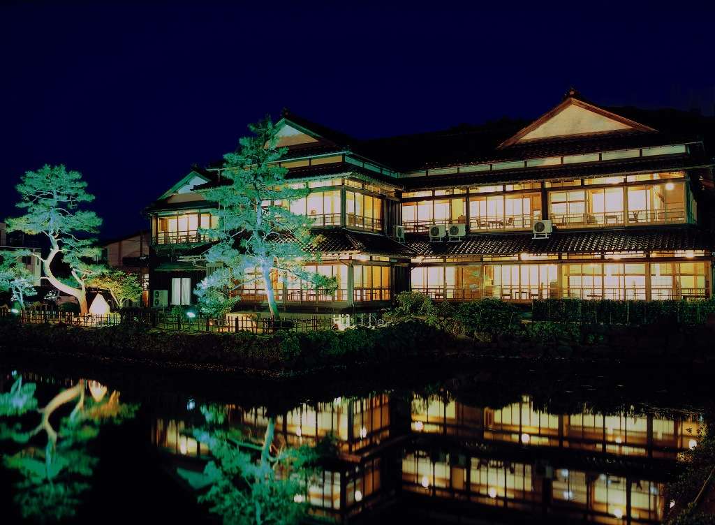 渡月庵の夜のライトアップは和倉温泉の見所の一つとなっております。