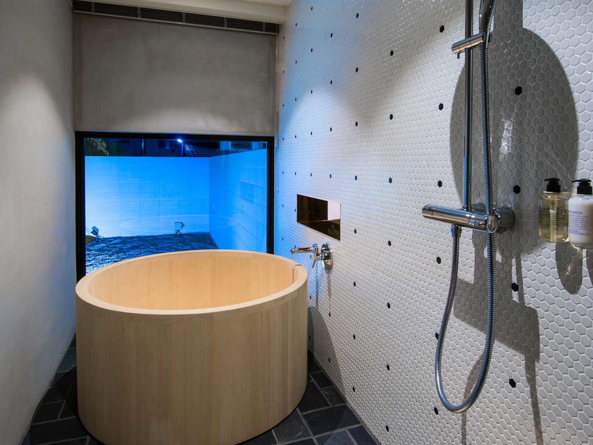 名和晃平/蜷川実花コンセプトルームの浴室は直径120センチの青森産ヒバの木の浴槽とレインシャワー