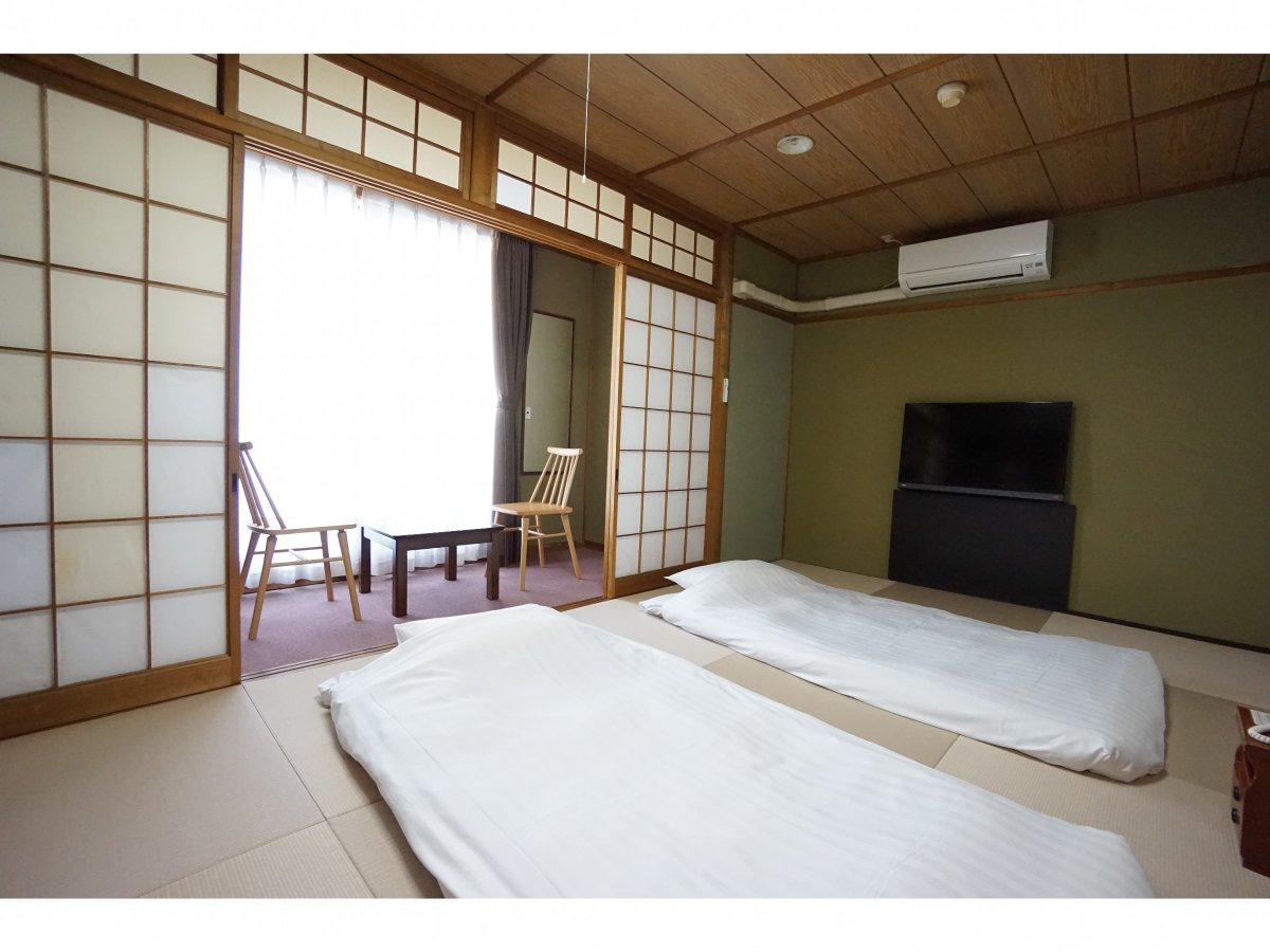 Большая спальня с санузлом. Кэпитал уан-арена стадион. Rest area фотографии сша. Oita. Smoking area.