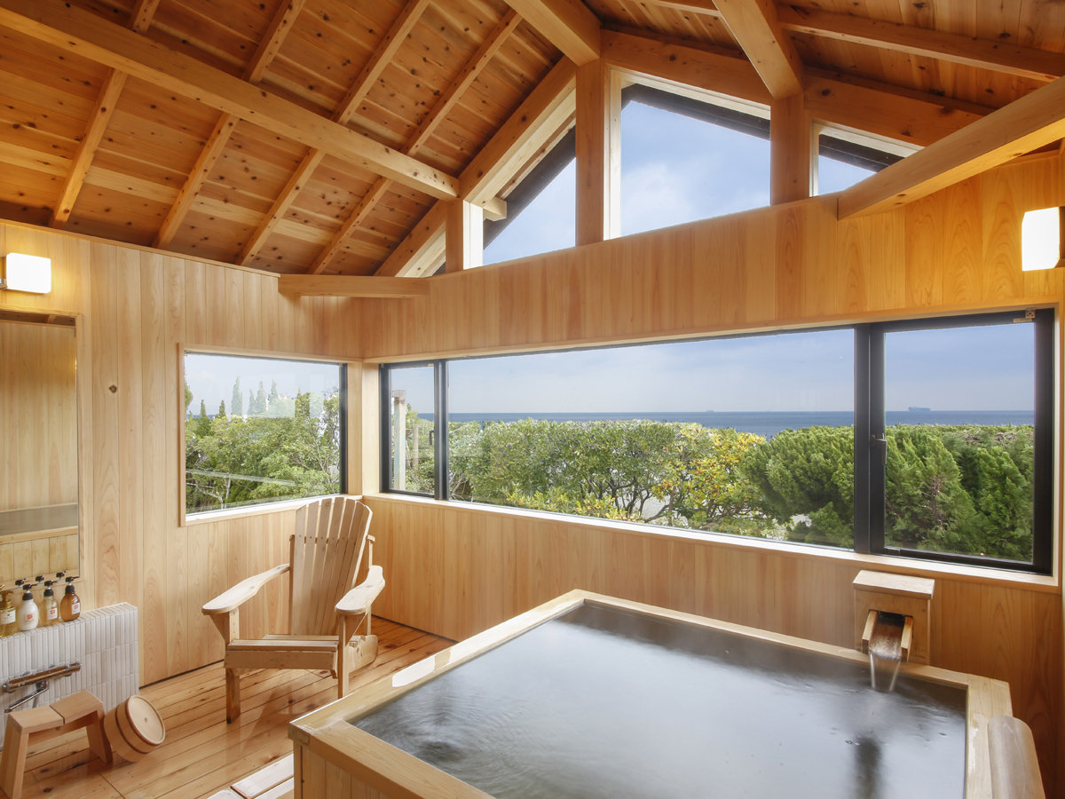 新貸切風呂『東雲』扉を開けた瞬間広がる木の香りと横に大きな窓からは淡路島の海を見渡せます。