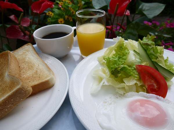 手作り無料朝食の一例　am6:00～am9:00 パン・ごはん・コーヒーなど　軽いお食事です