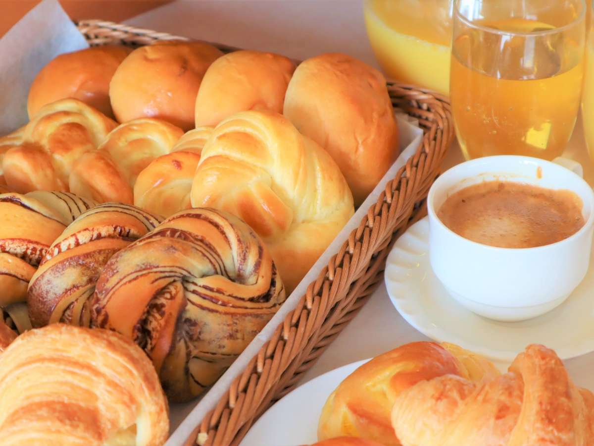 軽朝食は地元パン屋『あづまや』のパン数種類をご用意しております