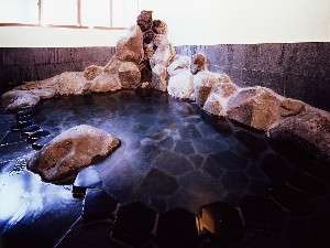 女性用　岩風呂　「観音湯」　　修善寺の優しいお湯が溢れています