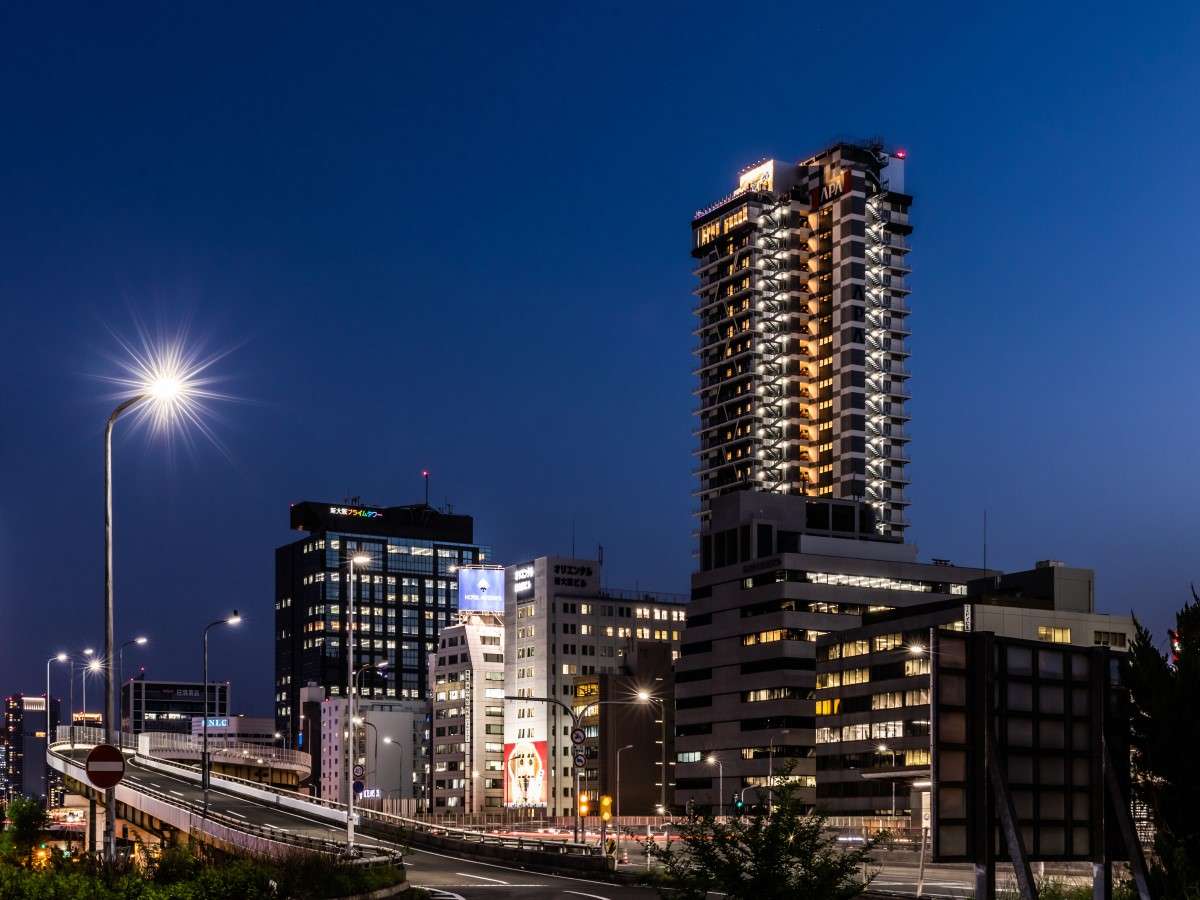 【外観】地上32階建・高さ99ｍ、全400室のタワーホテル。高層階からは大阪の夜景を大満喫！