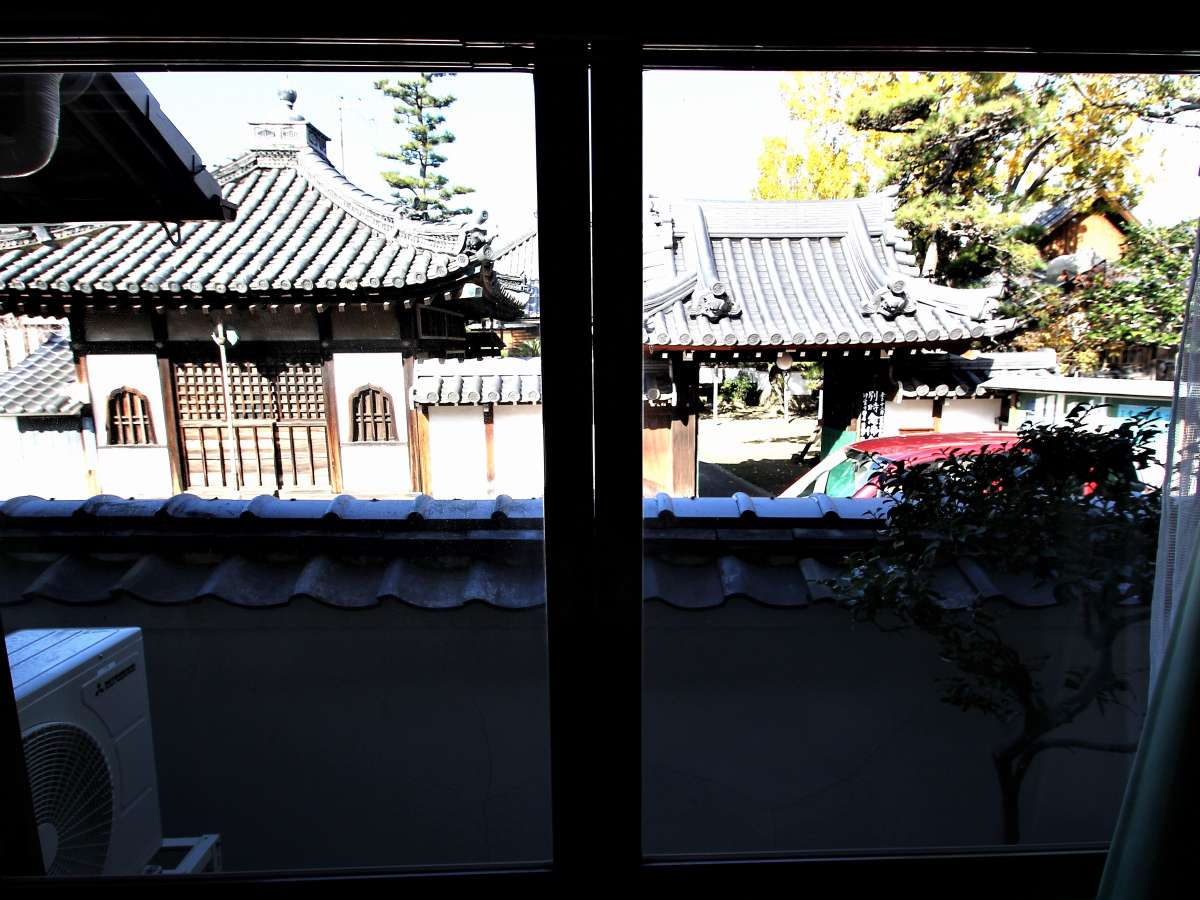 窓から浄雲寺が見える和室
