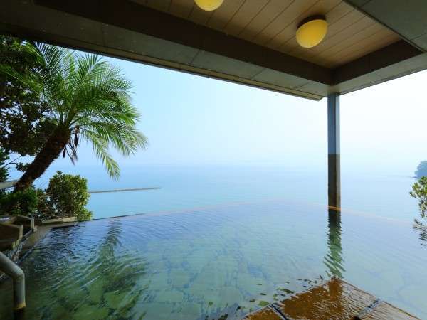 9階インフィニティ露天【天空野天風呂】から、まるで海と温泉が一体化したような景色をお楽しみ下さい。