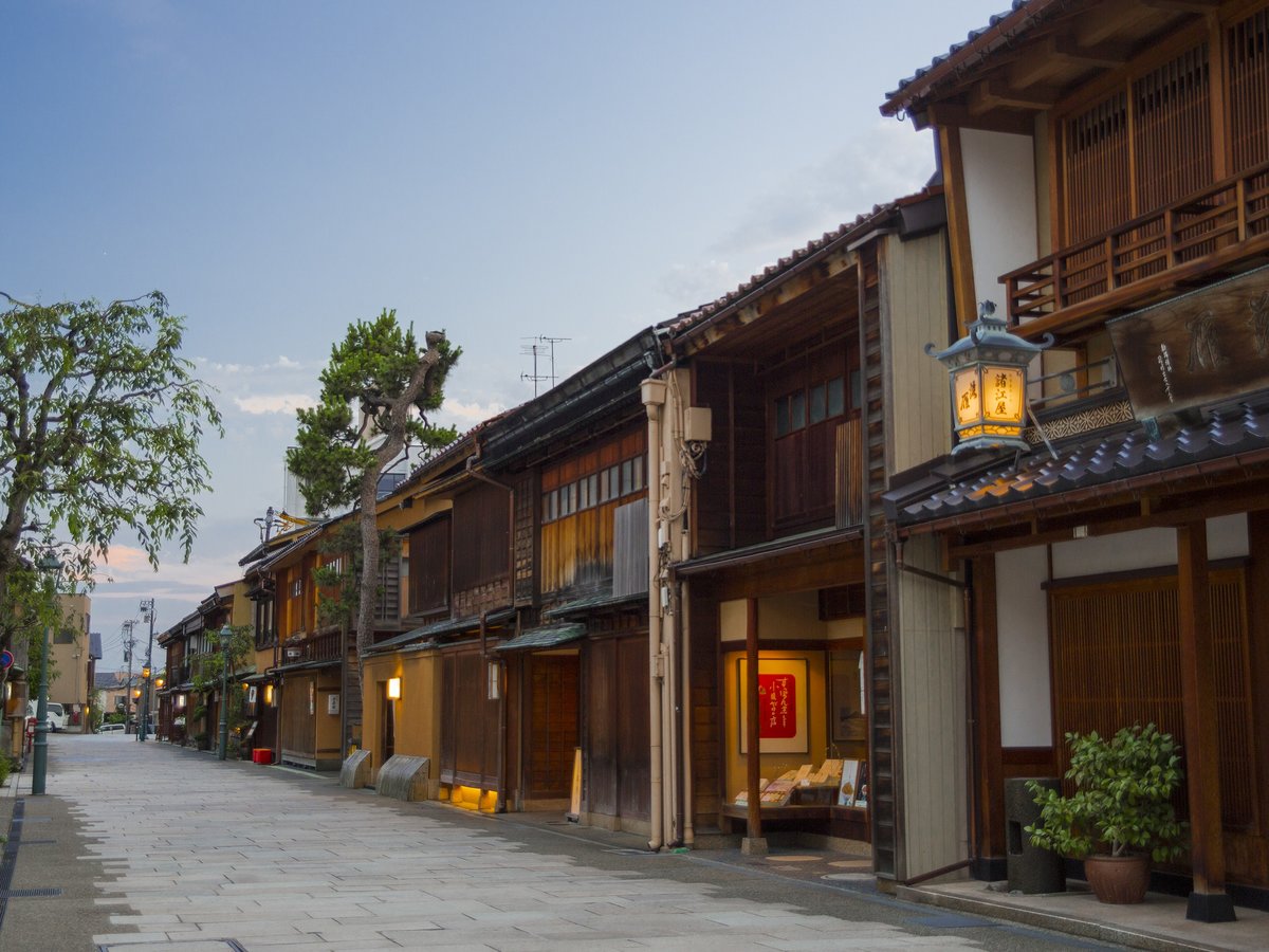 にし茶屋街　ホテルより徒歩で約8分