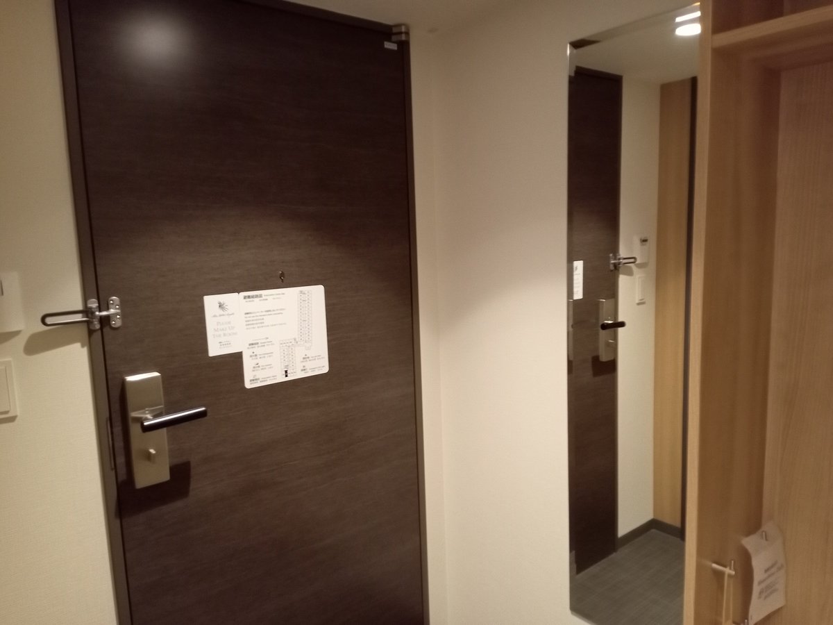 【ALA HOTEL KYOTO（アルアホテル京都）】バリアフリールーム（定員２名・23平米）客室の扉の様子