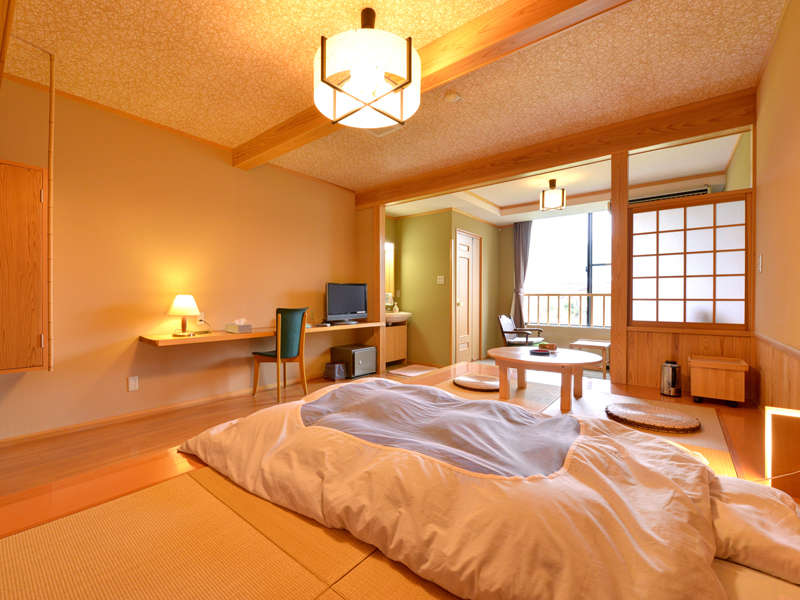 *和洋室（客室一例）/和と洋、両方の良さを味わえるお部屋。畳敷きのローベッドで寛ぎの休日を。