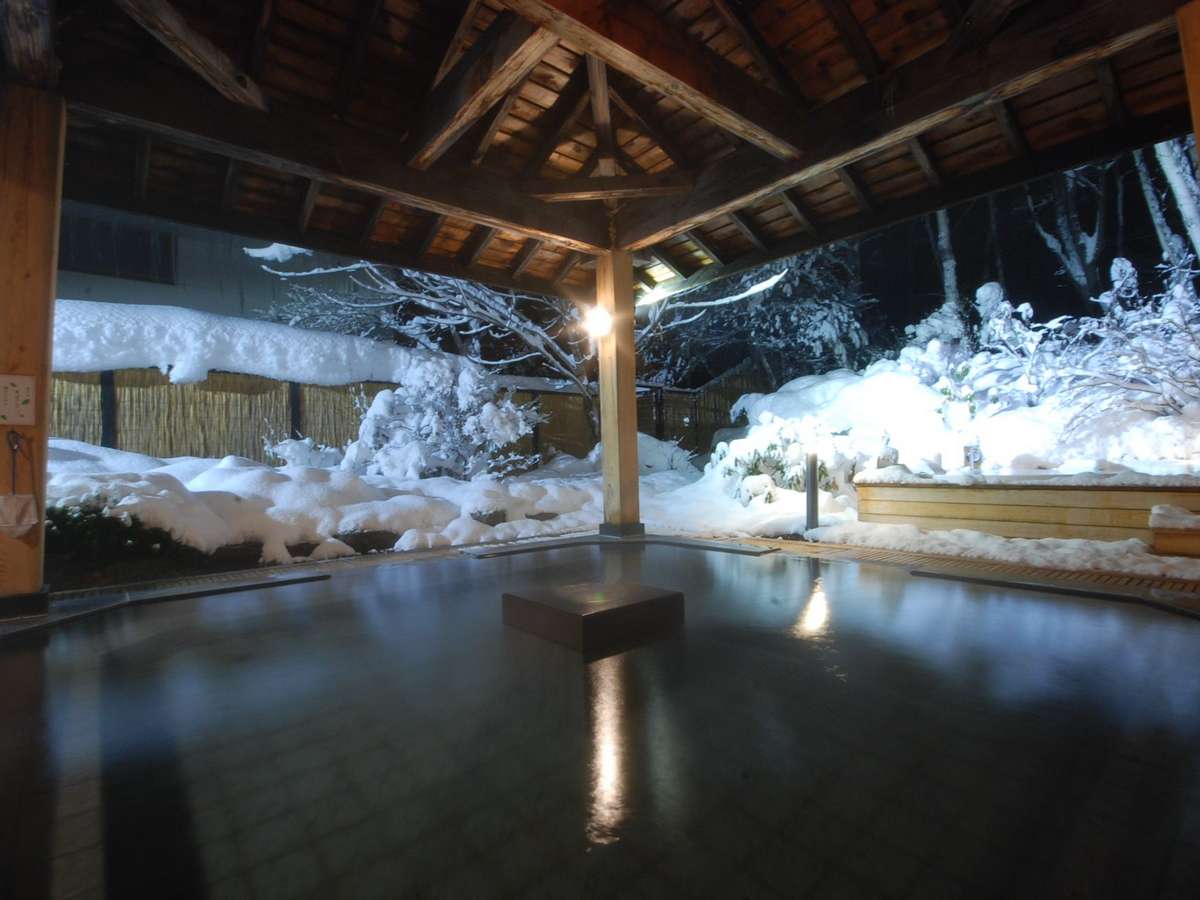 【石の湯】露天風呂 冬　四季折々の景色をお楽しみください。