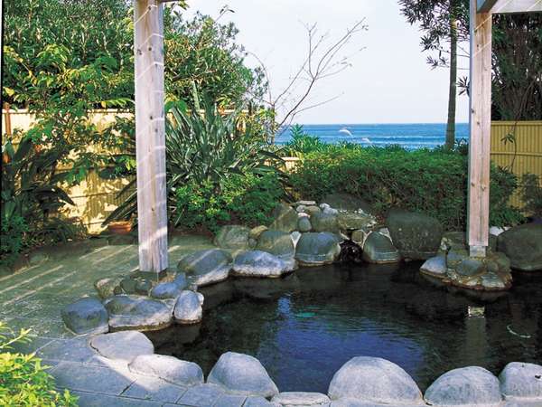 日々の疲れを癒す海辺の温泉大浴場は、潮騒の響きがBGMです。